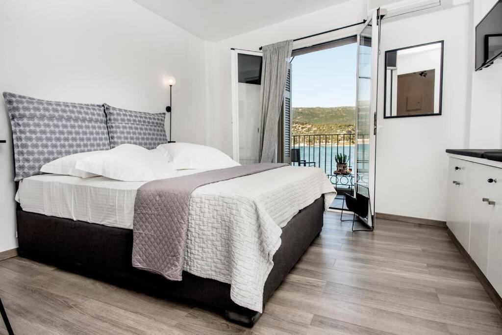 A & B Minimal Suite With Sea View In Argostoli Exteriör bild