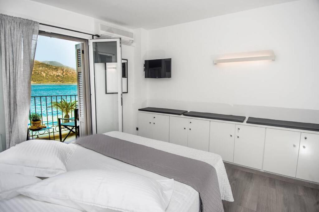 A & B Minimal Suite With Sea View In Argostoli Exteriör bild