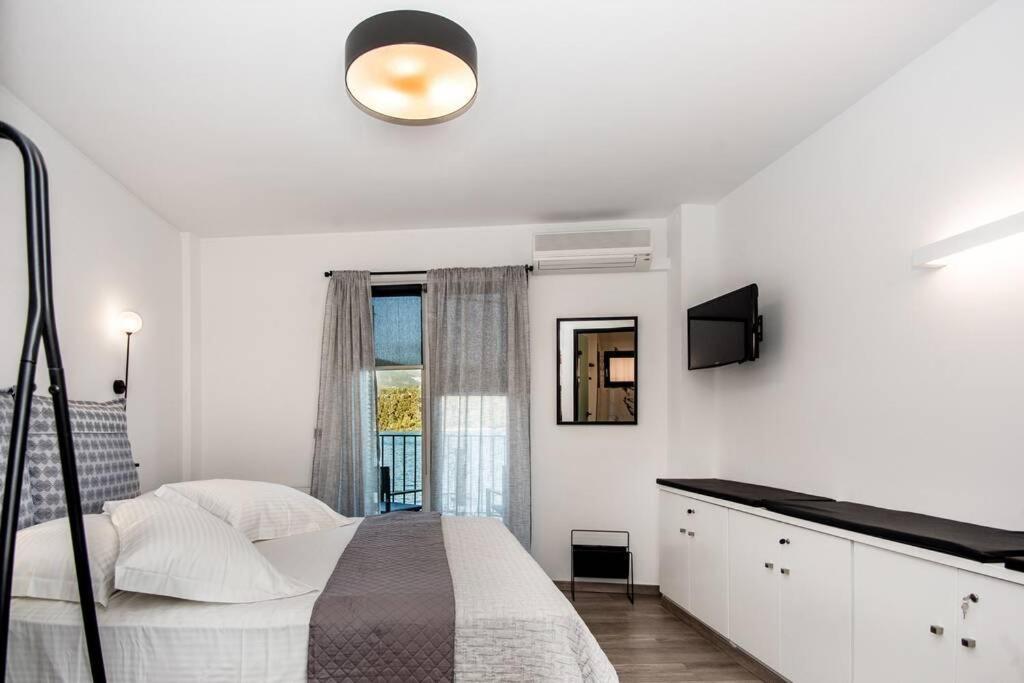 A & B Minimal Suite With Sea View In Argostoli Exteriör bild