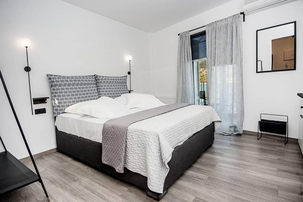 A & B Minimal Suite With Sea View In Argostoli Exteriör bild