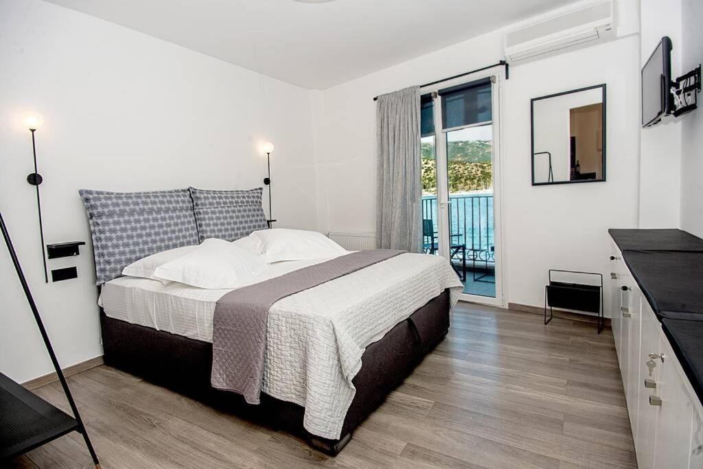 A & B Minimal Suite With Sea View In Argostoli Exteriör bild