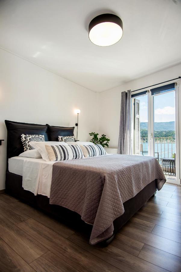 A & B Minimal Suite With Sea View In Argostoli Exteriör bild