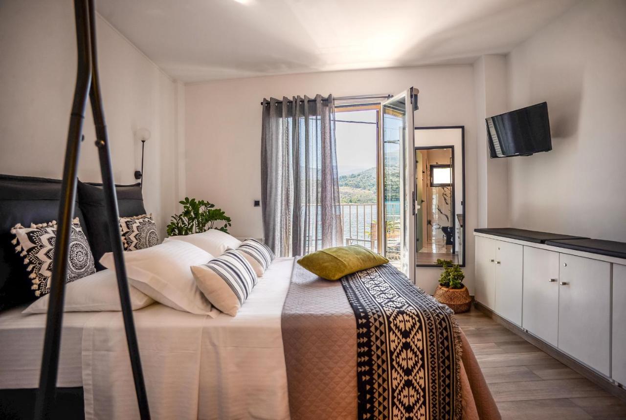 A & B Minimal Suite With Sea View In Argostoli Exteriör bild